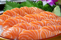 三文魚是怎么游進新發地的？一塊“染毒”案板，撬開它背后的產業鏈